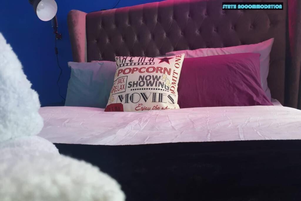 80S Retro 1Bed Studio Serviced Apartment Canary Wharf Perfect For Solo & Couple Travellers Londen Buitenkant foto